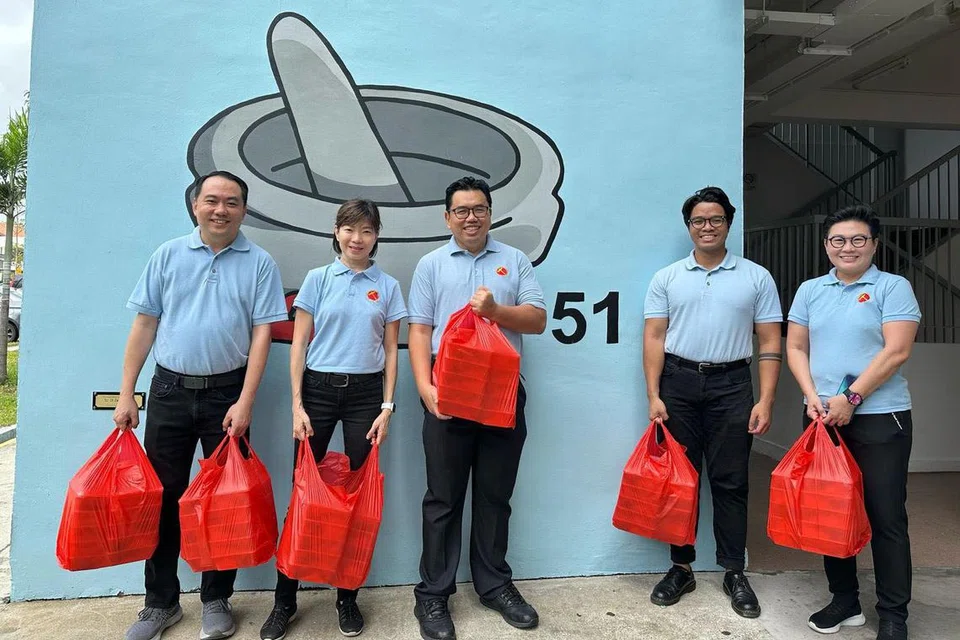 Anggota Parti Pekerja (WP), Encik Fadli Fawzi (tengah), yang disebut-sebut sebagai salah seorang anggota WP yang dijangka bertanding di GRC Marine Parade-Braddell Heights dalam Pilihan Raya Umum 2025 (GE2025), mengagihkan makanan sempena Ramadan pada 22 Mac di empat lokasi.