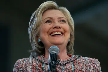 BERKEMPEN: Calon presiden Parti Demokrat dan mantan Setiausaha Negara Amerika Syarikat, Cik Hillary Clinton, berucap pada satu perhimpunan kempennya di Kolej Hartnell di Salinas, California, semalam. - Foto AFP