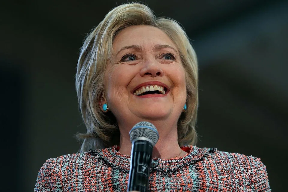 BERKEMPEN: Calon presiden Parti Demokrat dan mantan Setiausaha Negara Amerika Syarikat, Cik Hillary Clinton, berucap pada satu perhimpunan kempennya di Kolej Hartnell di Salinas, California, semalam. - Foto AFP