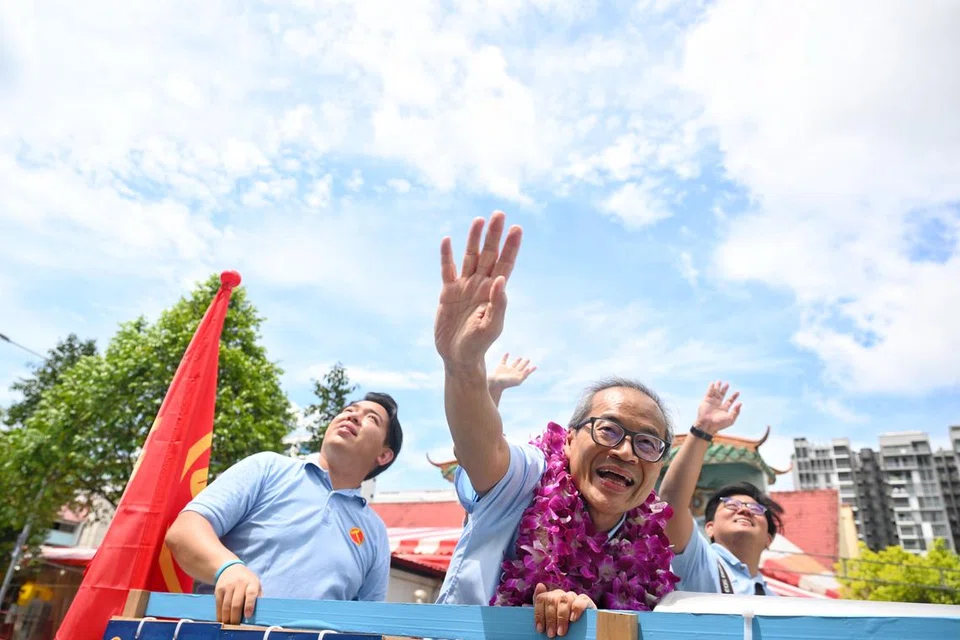 Calon Parti Pekerja (WP), Encik Dennis Tan, mengekalkan kerusinya di SMC Hougang, dan meraih 62.17 peratus undi, mengatasi saingan calon PAP, Encik Marshall Lim. Encik Tan melayangkan lambaian ketika membuat beberapa pusingan di kawasan Hougang Avenue 5 semasa perarakan kemenangannya pada 4 Mei.