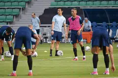 Ketua jurulatih Singapura, Gavin Lee (tengah), menegaskan tiada pemain dijamin tempat dalam skuad kebangsaan menjelang kejohanan Piala Asia 2027.
