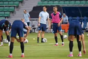 Ketua jurulatih Singapura, Gavin Lee (tengah), menegaskan tiada pemain dijamin tempat dalam skuad kebangsaan menjelang kejohanan Piala Asia 2027.