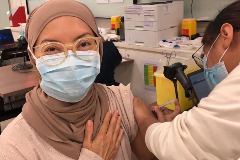 MENERIMA SUNTIKAN VAKSIN: Dr Elly Sabrina Ismail, mendapati proses pemberian suntikan dos pertama vaksin Covid-19 Pfizer-BioNTech di Poliklinik Bukit Batok pada 14 Januari lalu cepat dan senang. Anggota sektor perubatan itu merupakan antara kumpulan pertama yang mendapatkan vaksin berkenaan di sini. - Foto ihsan ELLY SABRINA ISMAIL