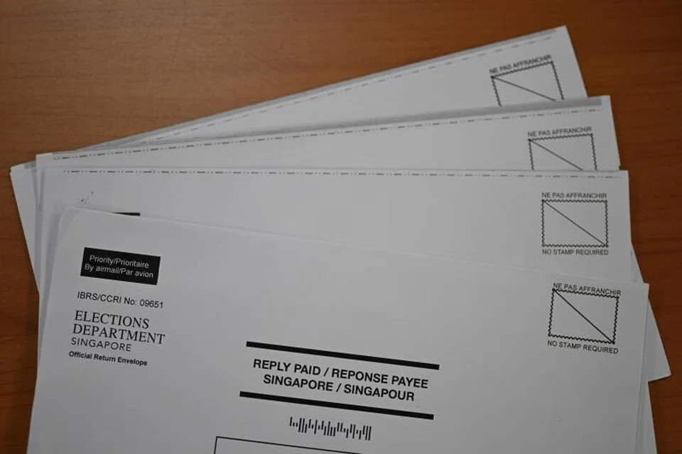 PENGUNDI LUAR NEGARA: Sampul surat yang mengandungi kertas undi menerusi pos harus bertanda pos sebelum Hari Mengundi pada 1 September. 