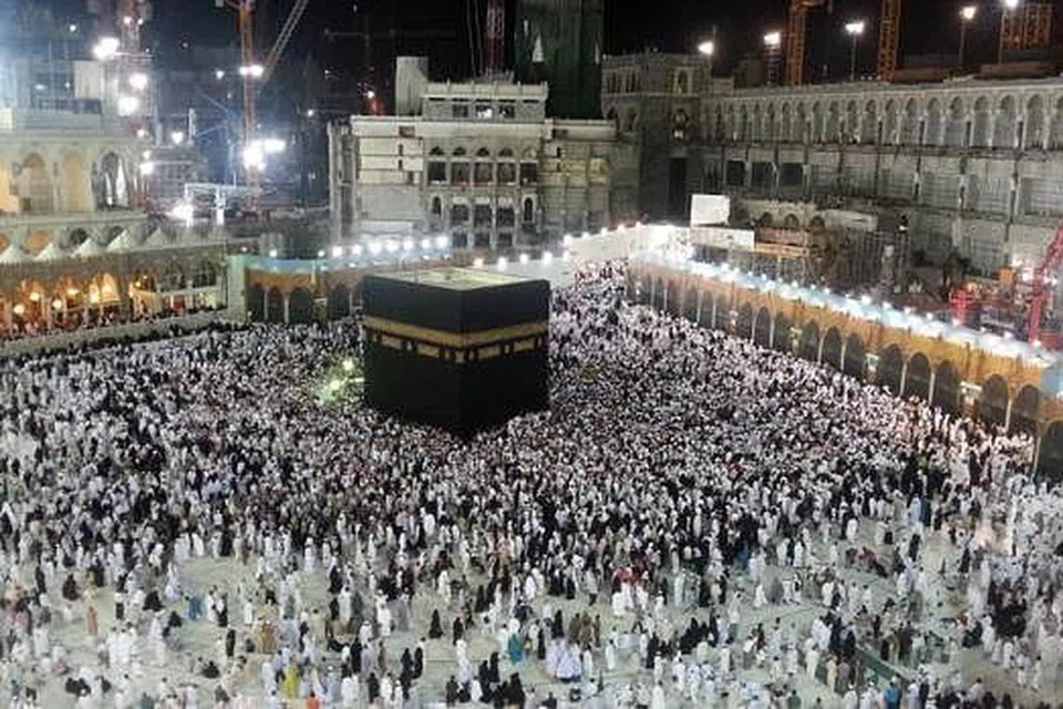 JEMAAH KERJAKAN UMRAH SEMAKIN BERTAMBAH: Lebih 14 juta jemaah tiba di Makkah untuk menunaikan umrah dalam tempoh 16 hari Ramadan tahun ini. - Foto fail