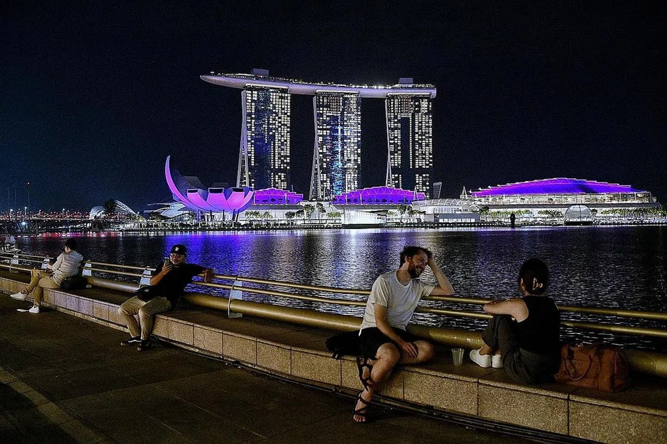 HARAP PERNIAGAAN MENINGKAT: Beberapa perniagaan di sekitar Litar Jalanan Marina Bay berharap perlumbaan penuh gemilang itu dapat meningkatkan keuntungan serta kunjungan antara 10 hingga 30 peratus. Penganjur F1 telah mengumumkan bahawa edisi tahun ini akan mengatasi jumlah 268,000 pengunjung yang hadir pada 2019. - Foto-foto BH oleh HAKIM YUSOF, DESMOND WEE, NG SOR LUAN