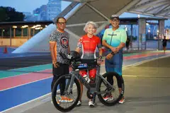 (Dari kiri) Rafaat Hamzah, Cik Marliny Abdul Samad dan Encik Shamsuri A Rahman telah membuktikan bahawa usia hanyalah angka apabila mereka bertiga menyahut cabaran menyertai sukan lasak seperti Spartan dan Ironman. 