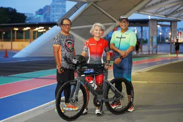 (Dari kiri) Rafaat Hamzah, Cik Marliny Abdul Samad dan Encik Shamsuri A Rahman telah membuktikan bahawa usia hanyalah angka apabila mereka bertiga menyahut cabaran menyertai sukan lasak seperti Spartan dan Ironman. 