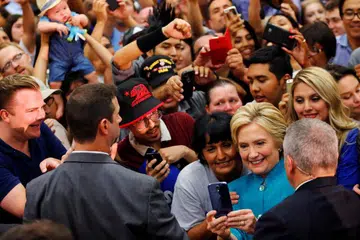 Cik Hillary Clinton berkempen di Fresno, California, pada Ahad (5 Jun).