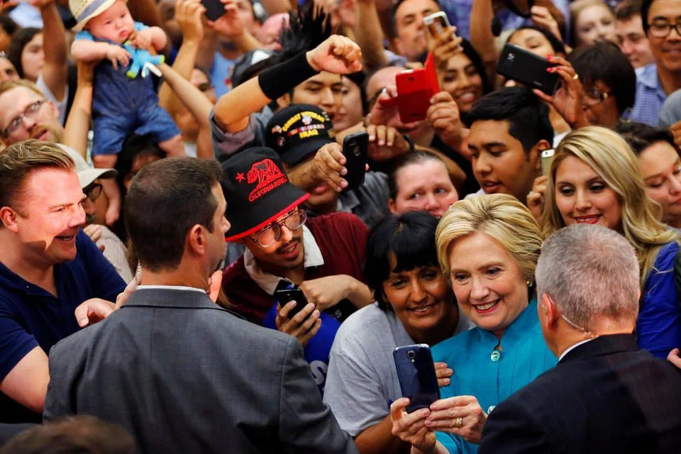 Cik Hillary Clinton berkempen di Fresno, California, pada Ahad (5 Jun).
