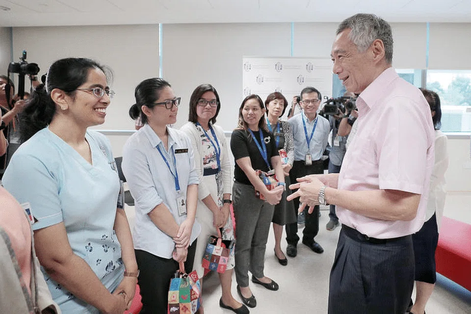 Encik Lee (kanan) bertemu kakitangan barisan utama di Pusat Nasional bagi Penyakit Berjangkit (NCID) pada 31 Januari lalu. - Foto JASON QUAH 