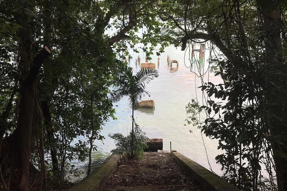 PEMANDANGAN DAMAI: Jeti Siloso, salah satu tapak bersejarah yang sebelum ini ditutup kepada orang awam. Jeti ini merupakan tempat pelabuhan kapal-kapal pada era 1870-an yang membawa bahan-bahan untuk membina kubu-kubu di sekitar Pulau Sentosa. - Foto NHB