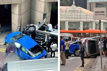 BERTEMBUNG: Sebuah teksi dan sebuah kereta bertembung di Robinson Road semalam. - Foto FACEBOOK SINGAPORE ROADS ACCIDENT.COM