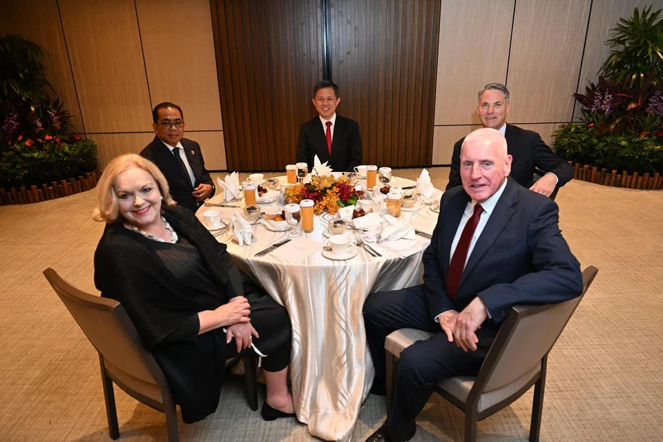 Menteri Pertahanan, Encik Chan Chun Sing (tengah) mengadakan sarapan pagi bersama (ikut putaran jam dari kiri) Menteri Pertahanan New Zealand, Cik Judith Collins; Menteri Pertahanan Malaysia, Datuk Seri Mohamed Khaled; Timbalan Perdana Menteri merangkap Menteri Pertahanan Australia, Encik Richard Marles; Menteri Negara British (Menteri bagi Dewan Pertuanan), Encik Vernon Coaker pada 31 Mei.