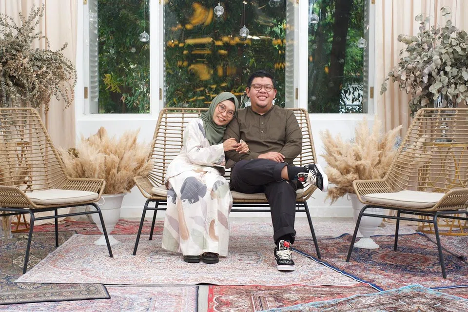 Encik Muhammad Zakaria Mohamad Safingi (kanan) dan isteri, Cik Rosmaya Othman, bakal terima wang tunai sebanyak $300 pada September, di bawah Bayaran Khas Kos Sara Hidup (COL) untuk meringankan sedikit sebanyak perbelanjaan bulanan keluarga mereka.