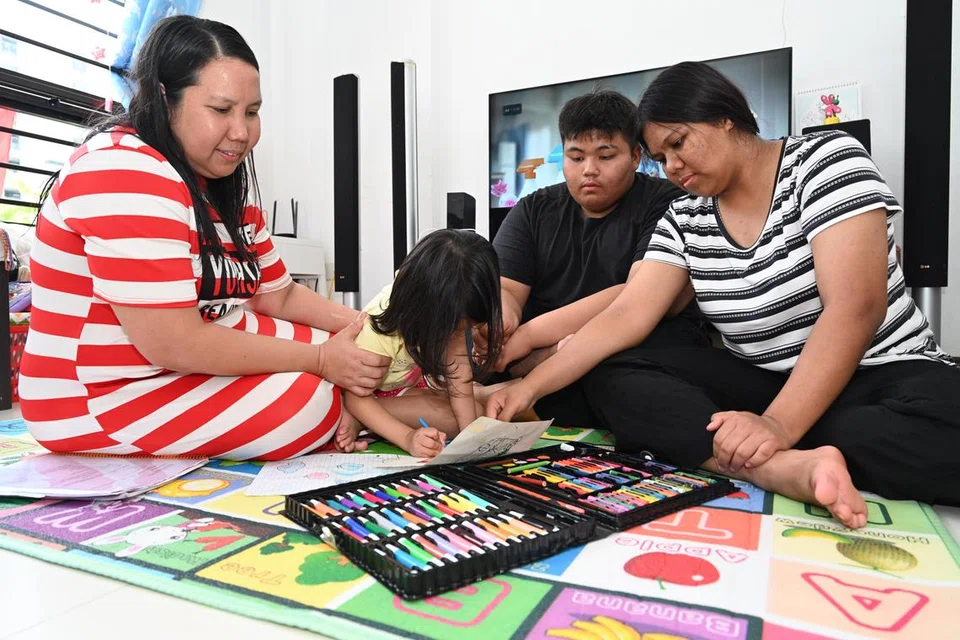 INGIN BERI YANG TERBAIK: Cik Siti Aisah (kiri) ingin berikan yang terbaik kepada anak-anaknya, Nur I’lliyyan, empat tahun, Muhammed Aleem Hakim, 15 tahun, dan Nur Raudah , 17 tahun. Dua lagi anaknya, Nur Alisya Mohamed Isa, 12 tahun, dan Nur Annisa, 10 tahun tidak ada dalam gambar. 