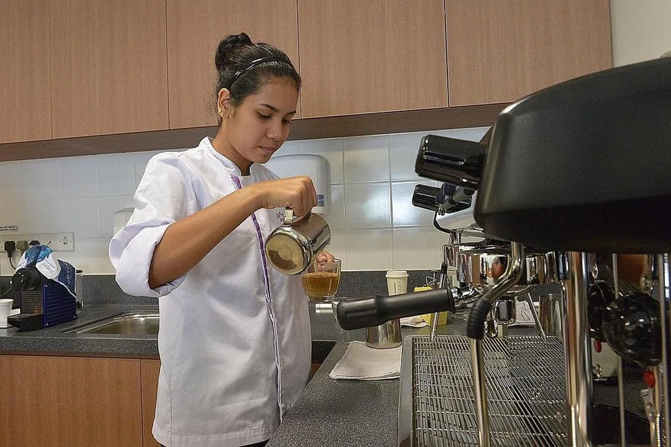 NUR QAMARINA: Sajikan kopi kepada Presiden Tony Tan Keng Yam yang berkunjung ke sekolah itu baru-baru ini.