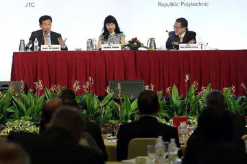 Encik Ong (kiri) dan Encik Ho membincangkan sama ada pemerintahan satu parti politik tunggal terbaik bagi Singapura. Perbincangan dikendalikan Cik Debra Soon.