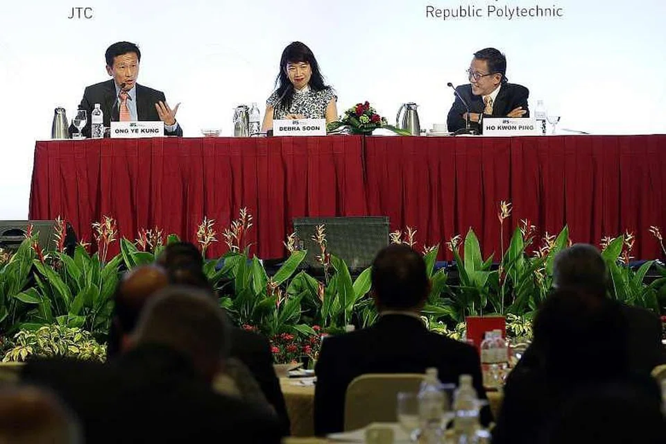 Encik Ong (kiri) dan Encik Ho membincangkan sama ada pemerintahan satu parti politik tunggal terbaik bagi Singapura. Perbincangan dikendalikan Cik Debra Soon.