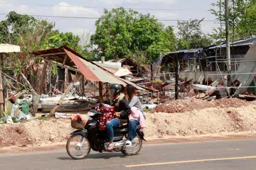 Sebuah rumah yang musnah di wilayah Banteay Meanchey, Kemboja pada 13 Mac 2026. Wartawan menyertai lawatan media ke kawasan sempadan untuk meninjau lokasi yang menurut pihak berkuasa Kemboja telah diduduki oleh Thailand, sekali gus memberi gambaran langsung mengenai situasi di sepanjang sempadan Kemboja-Thailand.