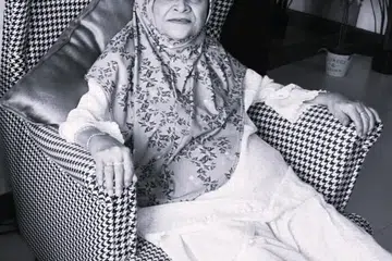 Allahyarhamha Rokiah Mat Shukor, ibu kepada penyanyi Singapura, Iskandar Ismail dan Elfee Ismail, dan juga balu kepada biduan R. Ismail, meningal dunia pada umur 75 tahun.