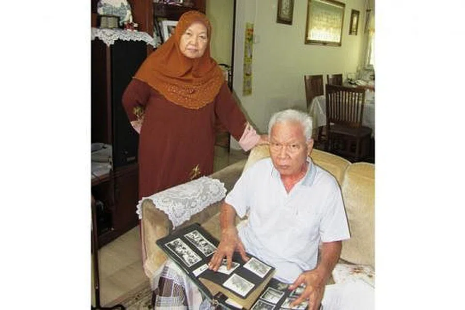 HANYA KENANGAN: Encik Burhan dan isterinya, Cik Alijah Abbas, meneliti gambar-gambar dan dokumen lama yang banyak menyimpan kenangan dan kehidupan keluarganya di Jalan Pisang. 