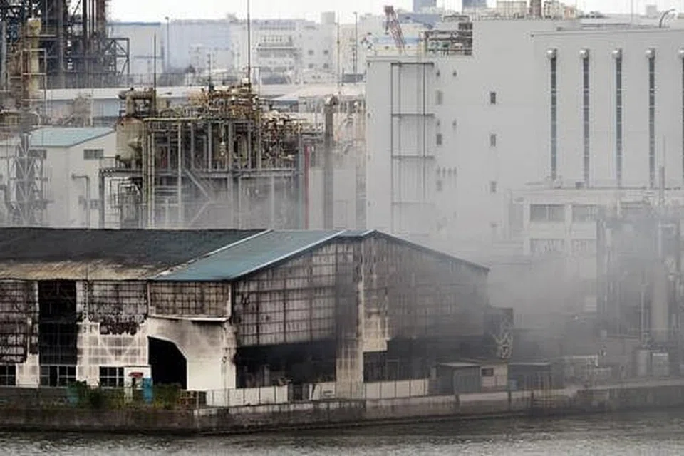 ASAP TEBAL: Asap daripada kebakaran yang berlaku di kilang besi dan keluli syarikat Nippon Steel & Sumitomo Metal yang dapat dilihat sejauh lima kolometer. Bagaimanapun, tiada sebarang kecederaan berlaku. - Foto AFP