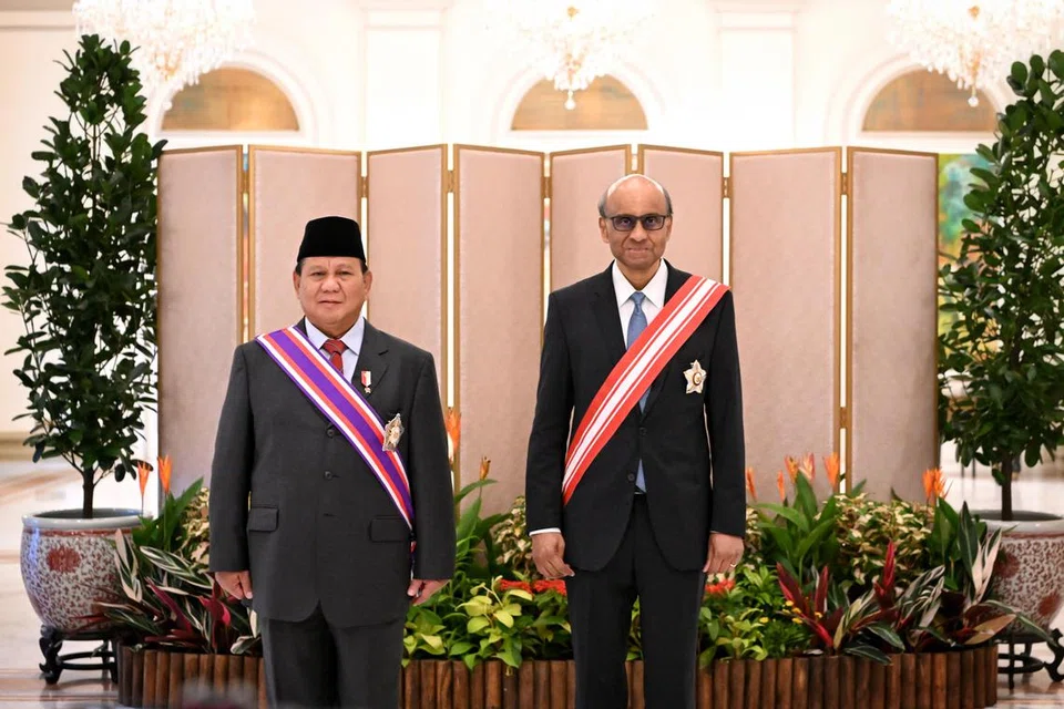GEMBIRA: Encik Tharman (kanan) dan Encik Prabowo (kiri) bergambar di majlis penyampaian anugerah Darjah Utama Bakti Cemerlang (Tentera) di Istana pada Selasa.