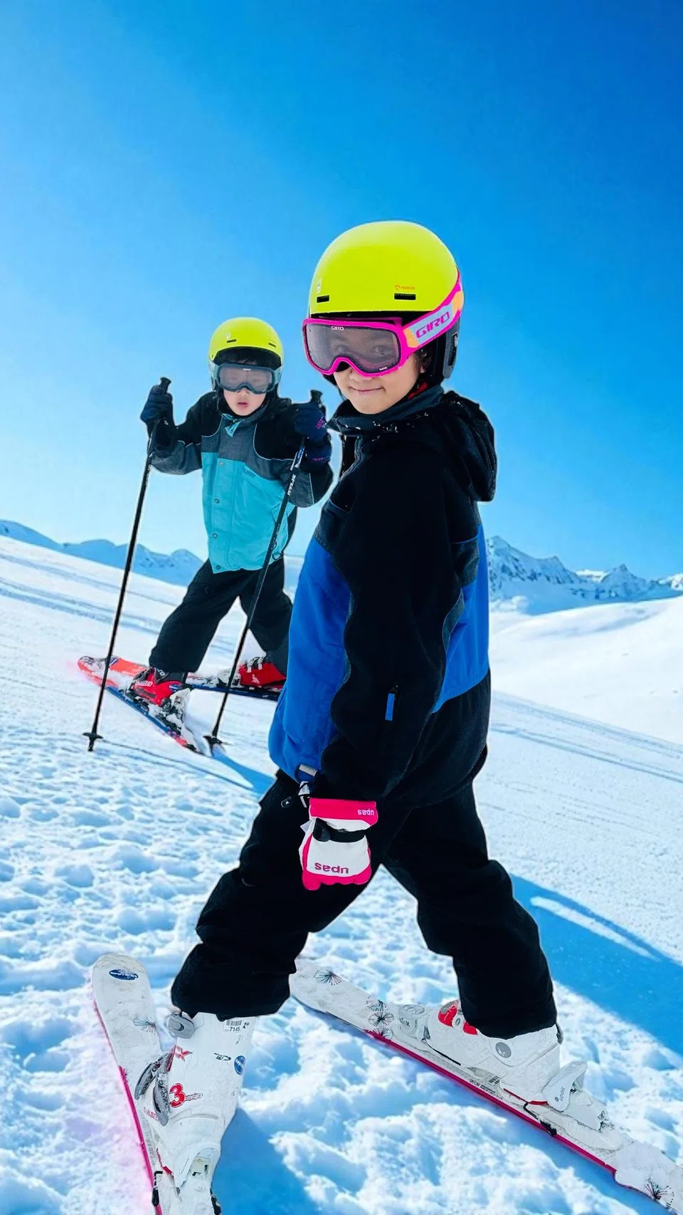 Cucu-cucu penulis seronok bermain ski.