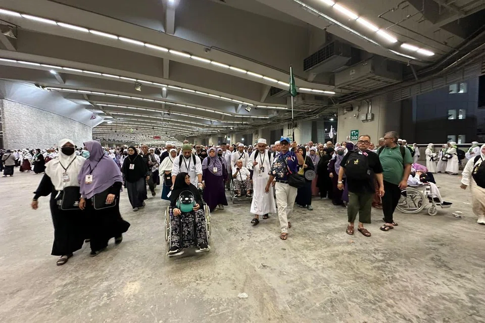 Jemaah Halijah Travels dalam perjalanan untuk melontar jamrah pada 16 Jun.