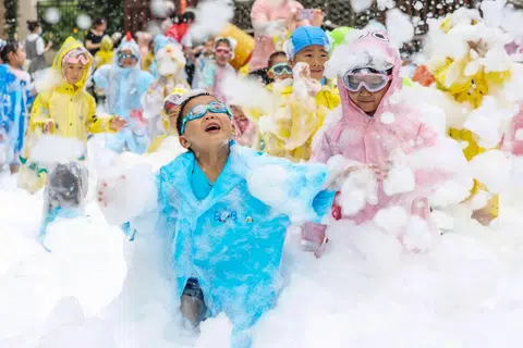 Foto yang diambil pada 31 Mei 2023 ini menunjukkan kanak-kanak bermain dengan buih di sebuah tadika semasa acara meraikan Hari Kanak-kanak Antarabangsa di Nanjing, di wilayah Jiangsu timur China. 