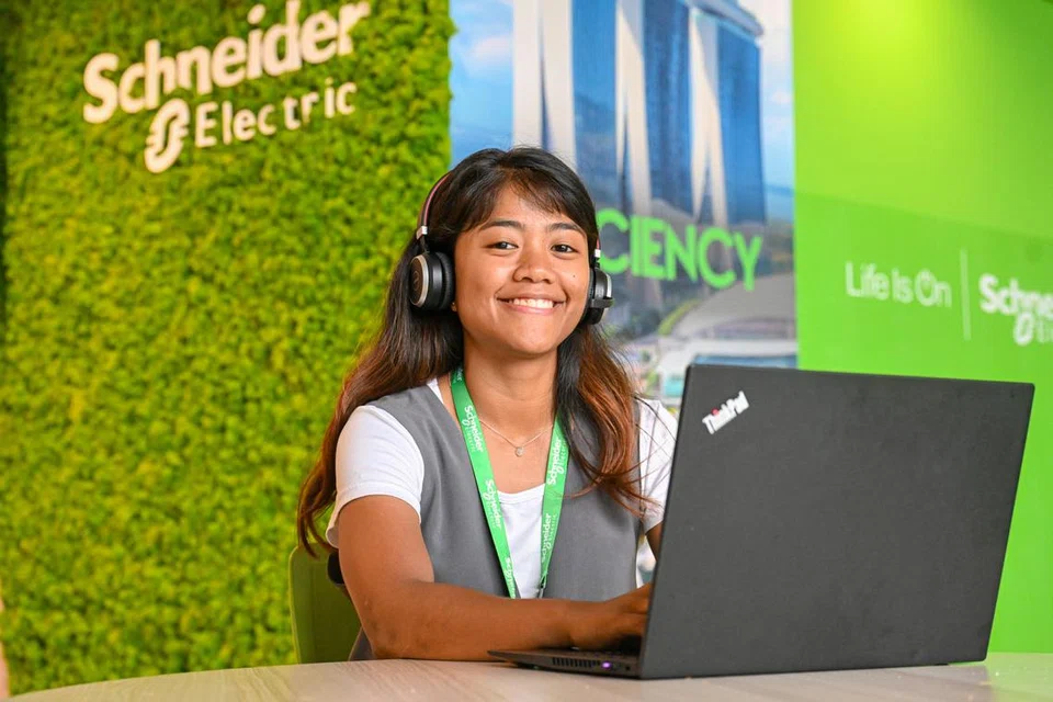 Cik Isdiyanah Puteri Kudsi Dulkifli, 29 tahun, yang bekerja sebagai ketua program di Schneider Electric, berharap dapat terus mengembangkan penglibatannya dalam pelbagai daya usaha masyarakat untuk memberi inspirasi dan menyokong orang lain.