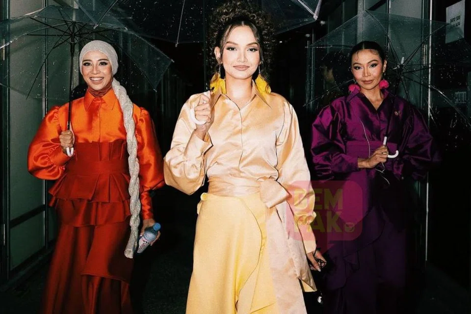 De Fam, yang terdiri daripada (dari kiri) Cik Manggis, Azira Shafinaz dan Sophia Liana, mengambil keputusan berat, meninggalkan pentas, ‘The Hardest Singing Show’, kerana faktor kesihatan Azira yang mengganggu tumpuan.