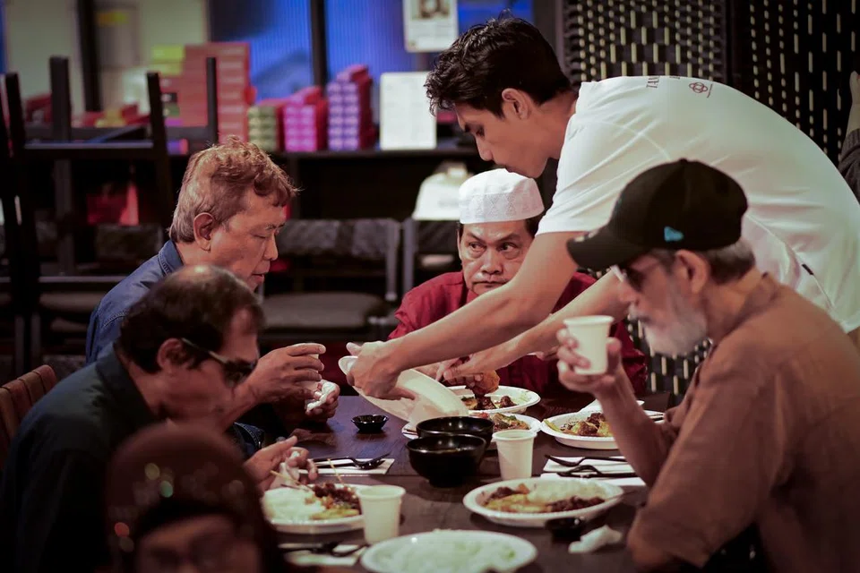 Para penerima bantuan BYSD beramai-ramai menikmati juadah iftar.