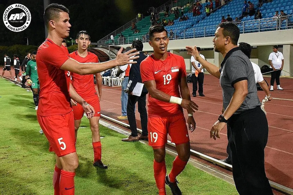 BERPUAS HATI: Fandi (kanan) mengucapkan tahniah kepada pemainnya, (dari kiri) Baihakki Khaizan, Jacob Mahler dan Khairul Amri selepas perlawanan. - Foto FAS