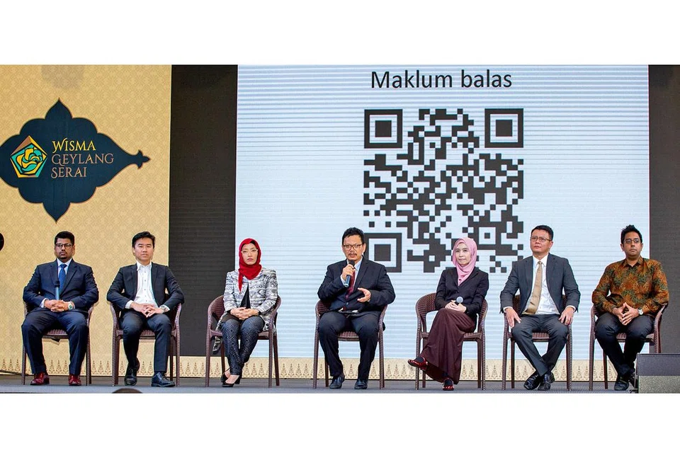 ANGGOTA FORUM: Barisan doktor yang menjayakan forum anjuran Persatuan Karyawan Penjagaan Kesihatan Islam (MHPA) di Wisma Geylang Serai kelmarin ialah (dari kiri) Dr Ubaidullah Shaik Dawood, Dr Mohamad Rosman, Dr Elly Sabrina Ismail, Dr Zuraimi Mohamed Dahlan, Dr Sueziani Zainudin, Dr Jazlan Joosoph dan Dr Faisal Abdul Aziz. - Foto BH oleh ZALEHA ABDUL KADER