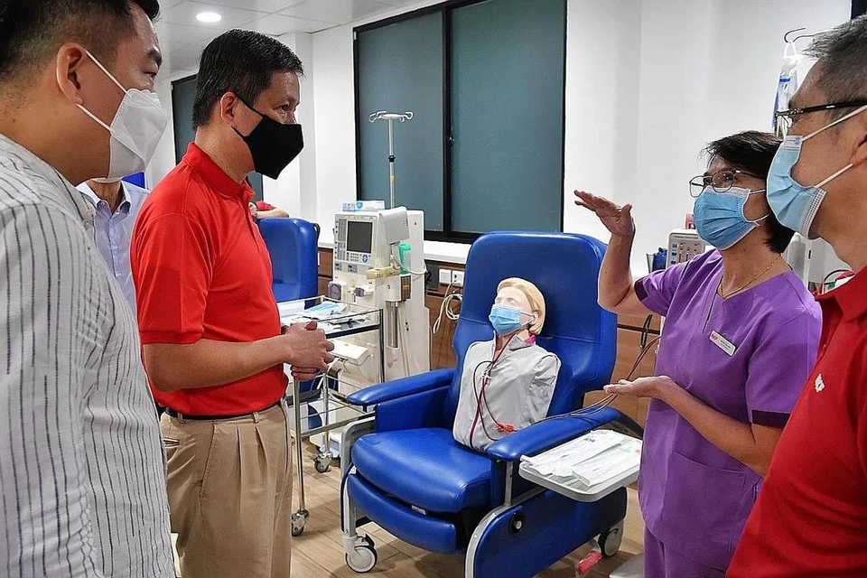 KUNJUNGI PUSAT BARU: (Dari kanan) CEO NKF, Encik Tim Oei, menyaksikan pengurus jururawat klinikal, Cik Wong Wai Mei, berinteraksi dengan Encik Chan Chun Sing dan Encik Eric Chua semasa kunjungan mereka ke pusat dialisis NKF baru yang disokong Persatuan Keagamaan San Wang Wu Ti di Blok 55 Strathmore Avenue semalam. - Foto BH oleh CHONG JUN LIANG