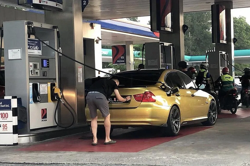 JADI TULAR: Gambar individu dipercayai menukar nombor pendaftaran kenderaan yang tular di media sosial. - Foto fail 