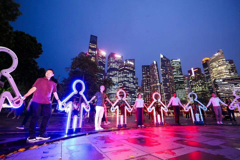 Menteri Pembangunan Negara, Encik Chee Hong Tat (kiri), di festival seni ‘i Light Singapore’ edisi ke-11, yang menampilkan 17 seni pemasangan lampu di Marina Bay, Raffles Place, Sungai Singapura dan South Beach, pada 29 Mei.