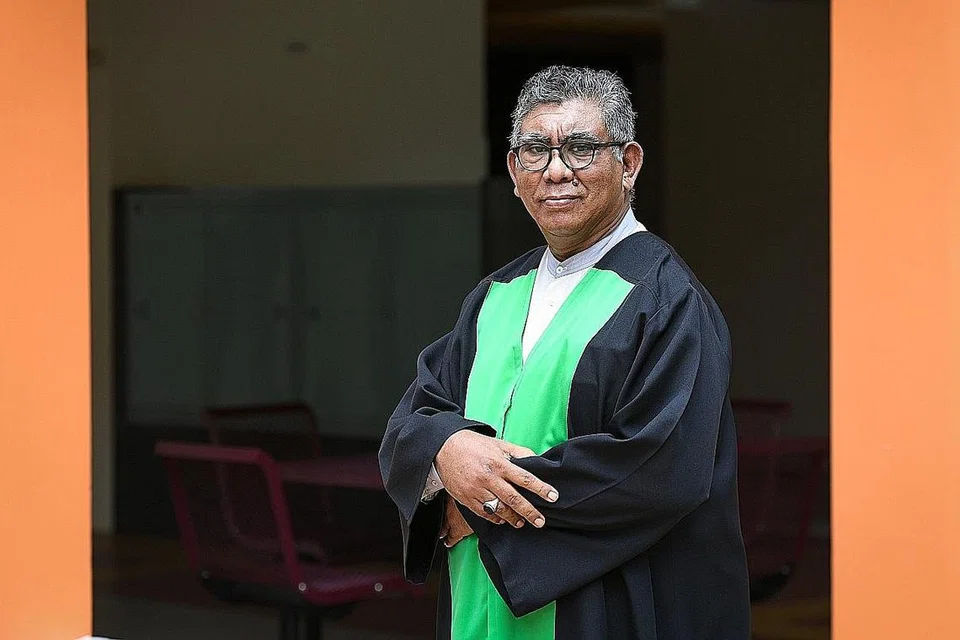 USIA BUKAN PENGHALANG: Mudaris Iskandar tidak pernah jemu mengejar ilmu sehingga berjaya meraih PhD dalam bahasa Arab dari dari Universiti Mishkah (Mesir) baru-baru ini. - Foto BH oleh SHINTARO TAY