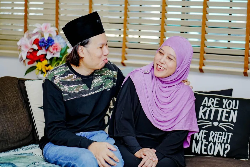 Encik Iskandar menghidap ‘retinitis pigmentosa’ sejak berusia 10 tahun yang menyebabkan sel matanya semakin rosak. Cik Nuraziana pula menghidap glaukoma sejak berusia sembilan tahun yang mengecilkan ruang penglihatannya kepada kurang lima peratus.