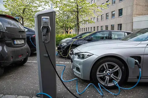 INDUSTRI BARU: Indonesia berhasrat untuk mula mengeluarkan kenderaan elektrik (EV) seperti ini pada 2022. - Foto hiasan AFP