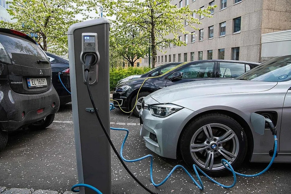 INDUSTRI BARU: Indonesia berhasrat untuk mula mengeluarkan kenderaan elektrik (EV) seperti ini pada 2022. - Foto hiasan AFP