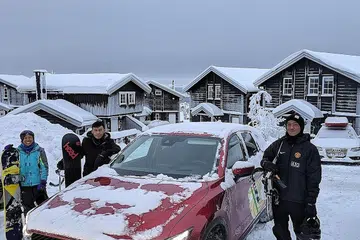 IKUT JADUAL SENDIRI: Semasa bercuti di Norway penulis berpeluang membawa anak-anaknya ke padang salji Trysil dan meluangkan masa lebih lama di sana kerana anak-anaknya gemar bermain 'snowboard'. - Foto ihsan ADLI YASHIR KUCHIT