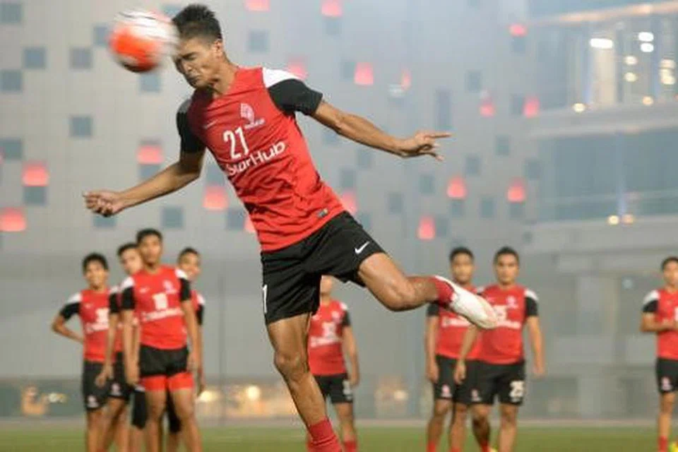TERUS BERLATIH: Bintang pasukan LionsXII, Safuwan Baharudin, menanduk bola dalam sesi latihan yang diadakan baru-baru ini.