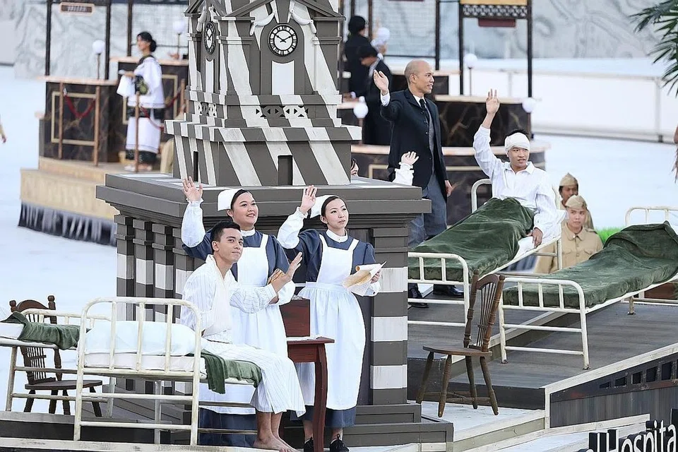 SEDIAKAN KHIDMAT SEJAK ZAMAN PENJAJAH: Kereta berhias Hospital Besar Singapura (SGH) mengetengahkan menara jam ikonik hospital, di samping doktor, jururawat dan 'pesakit'. Pada awalnya bertempat dekat Sungai Singapura, SGH kini di Outram Road. - Foto BH oleh GAVIN FOO