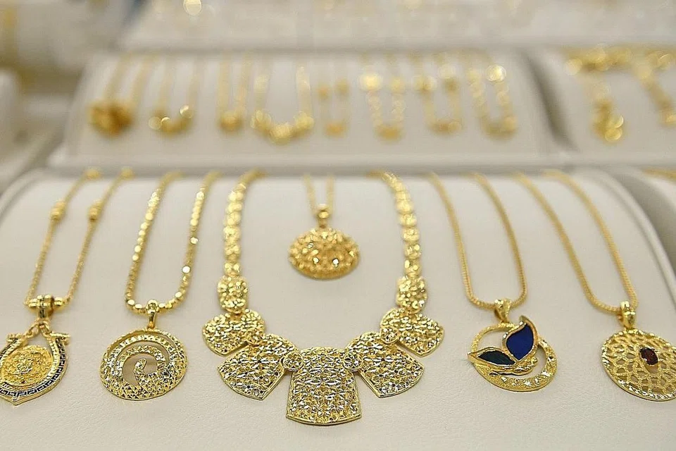 CAPAI REKOD LAGI: Barang kemas dipamerkan di sebuah kedai di Seoul pada 30 Julai lalu. Harga emas spot telah meningkat 0.1 peratus kepada AS$1,976.47 ($2,71) seauns menjelang pagi semalam. - Foto AFP