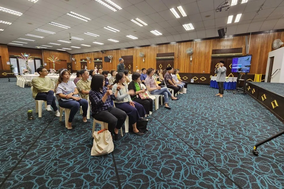 Masjid Ar-Raudhah yang terletak di Bukit Batok telah bekerjasama dengan Pusat Harmoni@An-Nadhah dengan menjadi tuan rumah kepada sekitar 27 kakitangan berbilang kaum daripada Jabatan Dasar Kurikulum dan Kecekapan Abad ke-21 Kementerian Pendidikan (MOE) yang melawat masjid itu pada 16 April lalu.