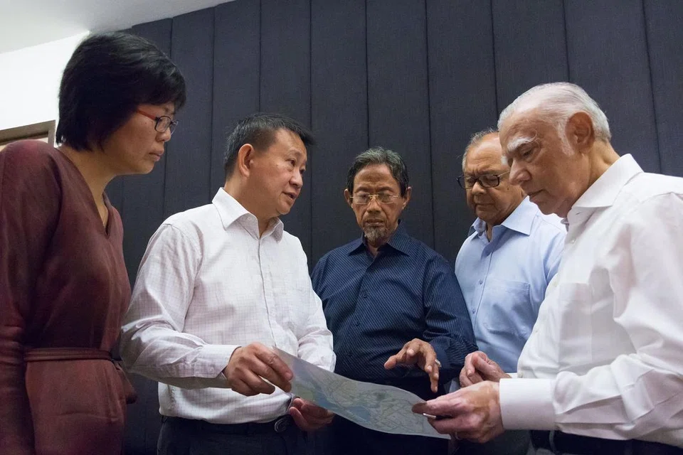 SARAN KAWASAN TAPAK MEMORIAL PENGASAS: (Dari kiri) Cik Lee Huay Leng, Encik Lee Tzu Yang, Encik Sidek Saniff, Encik Timothy James De Souza dan Encik Gopinath Pillai adalah antara 15 ahli jawatankuasa yang ditugaskan mengemukakan konsep sebuah memorial bagi memperingati generasi pemimpin pengasas Singapura - Foto MCCY