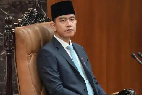 Naib Presiden Indonesia, Encik Gibran Rakabuming Raka, mendengar ucapan Presiden Prabowo Subianto mengenai kerangka makroekonomi di bangunan Parlimen di Jakarta pada 20 Mei 2026. Gibran kini berdepan tekanan politik dan desakan supaya dipecat selepas Mahkamah Perlembagaan mendapati tiada bukti meyakinkan bahawa beliau memiliki kelayakan akademik yang diperlukan ketika bertanding dalam pilihan raya presiden 2024.